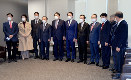 윤석열(왼쪽 다섯번째) 국민의힘 대선후보와 최태원(왼쪽 여섯번째) 대한상공회의소 회장이 16일 오전 서울 중구 대한상의에서 열린 간담회에서 참석자들과 함께 기념촬영을 하고 있다.<국회사진기자단·연합뉴스>